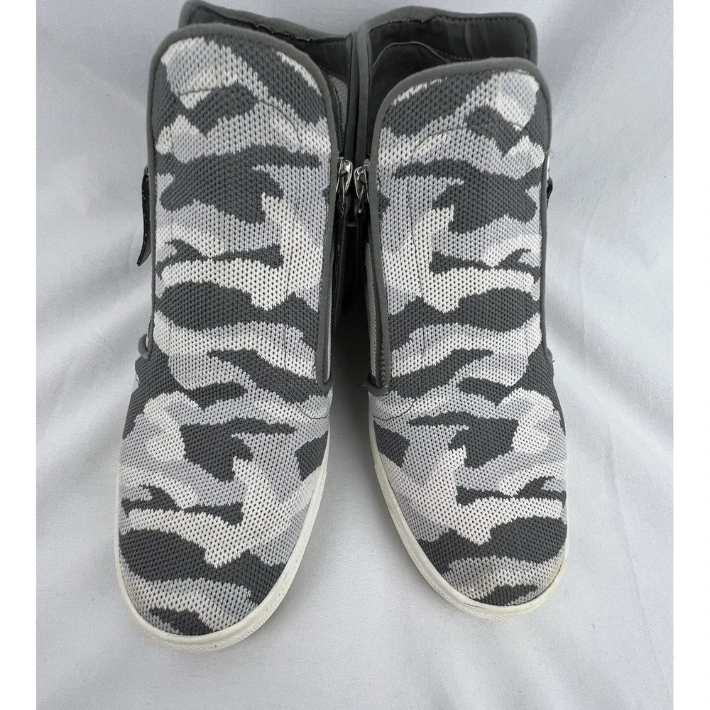 STEVE MADDEN Womens Camo Knit Wedge Click Sneakers Side Zip Gray White Sz 10